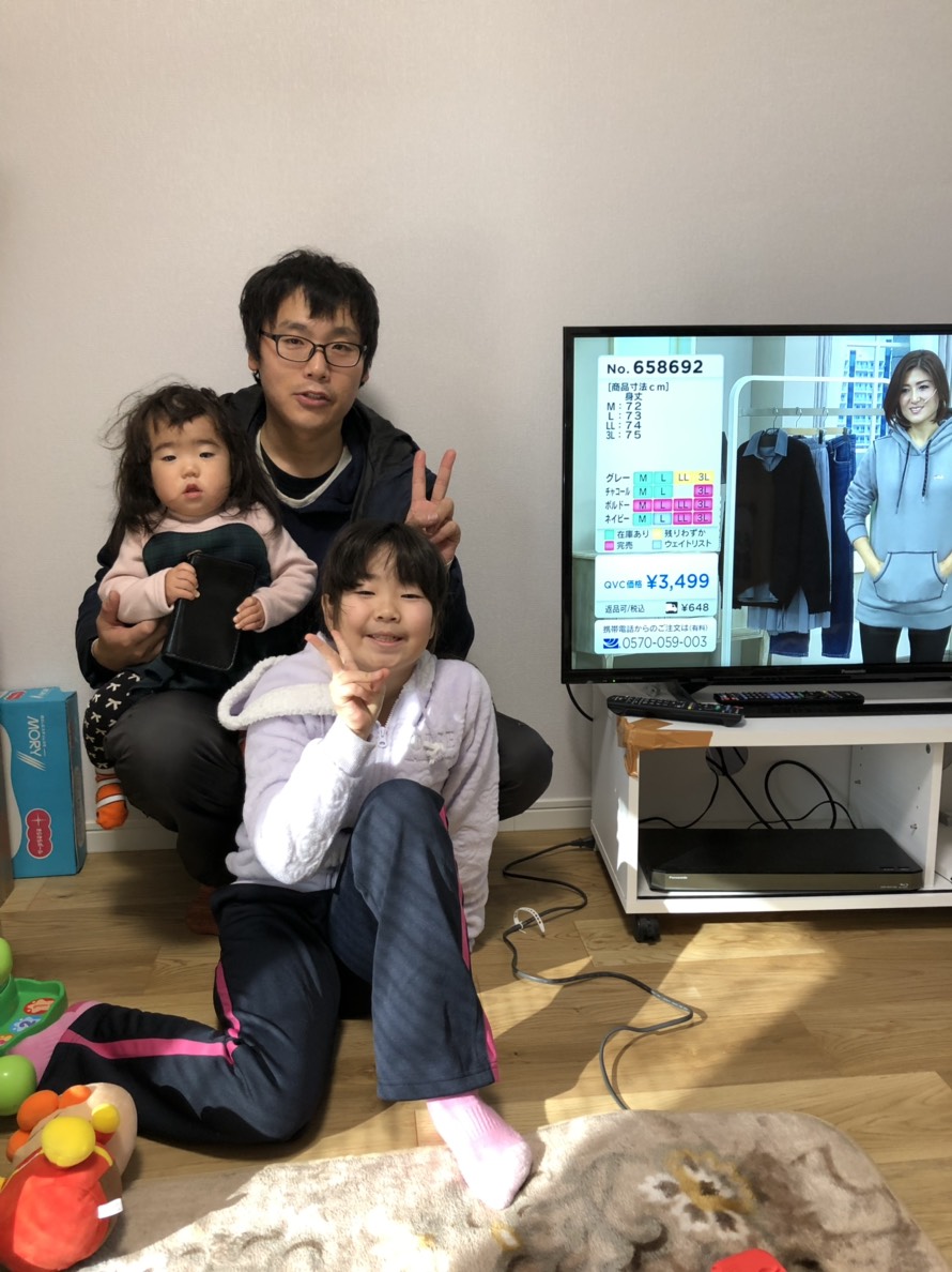 テレビ横の家族