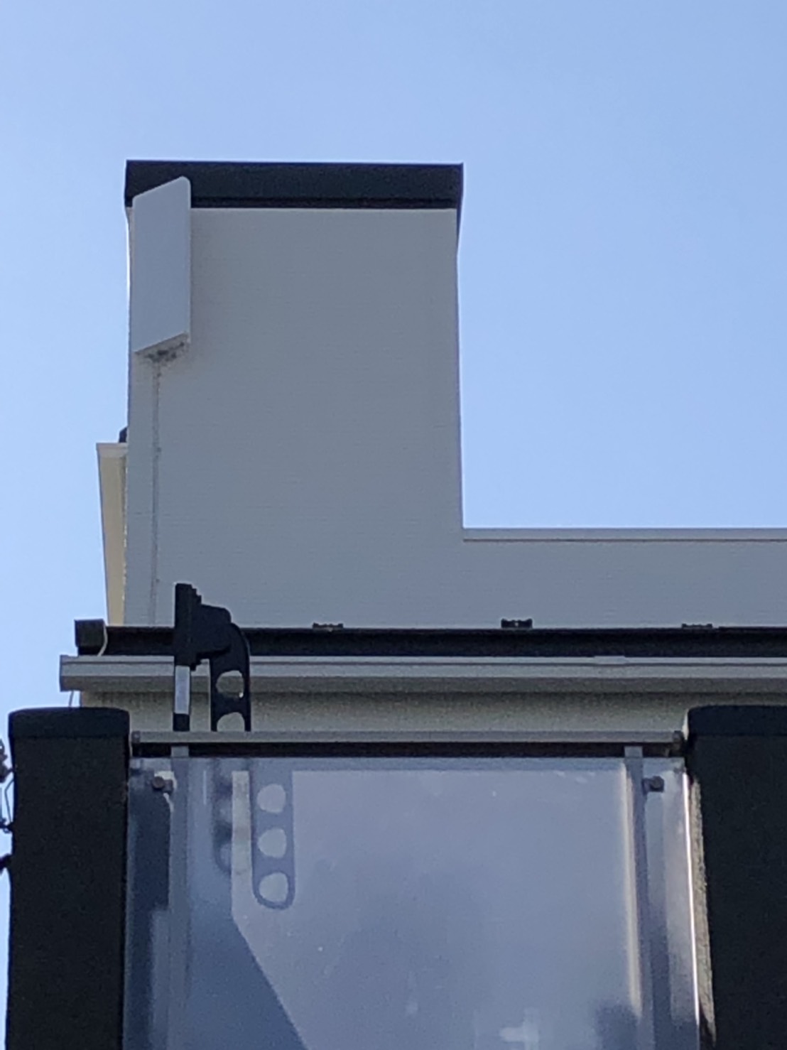 外壁に取り付けたデザインアンテナ