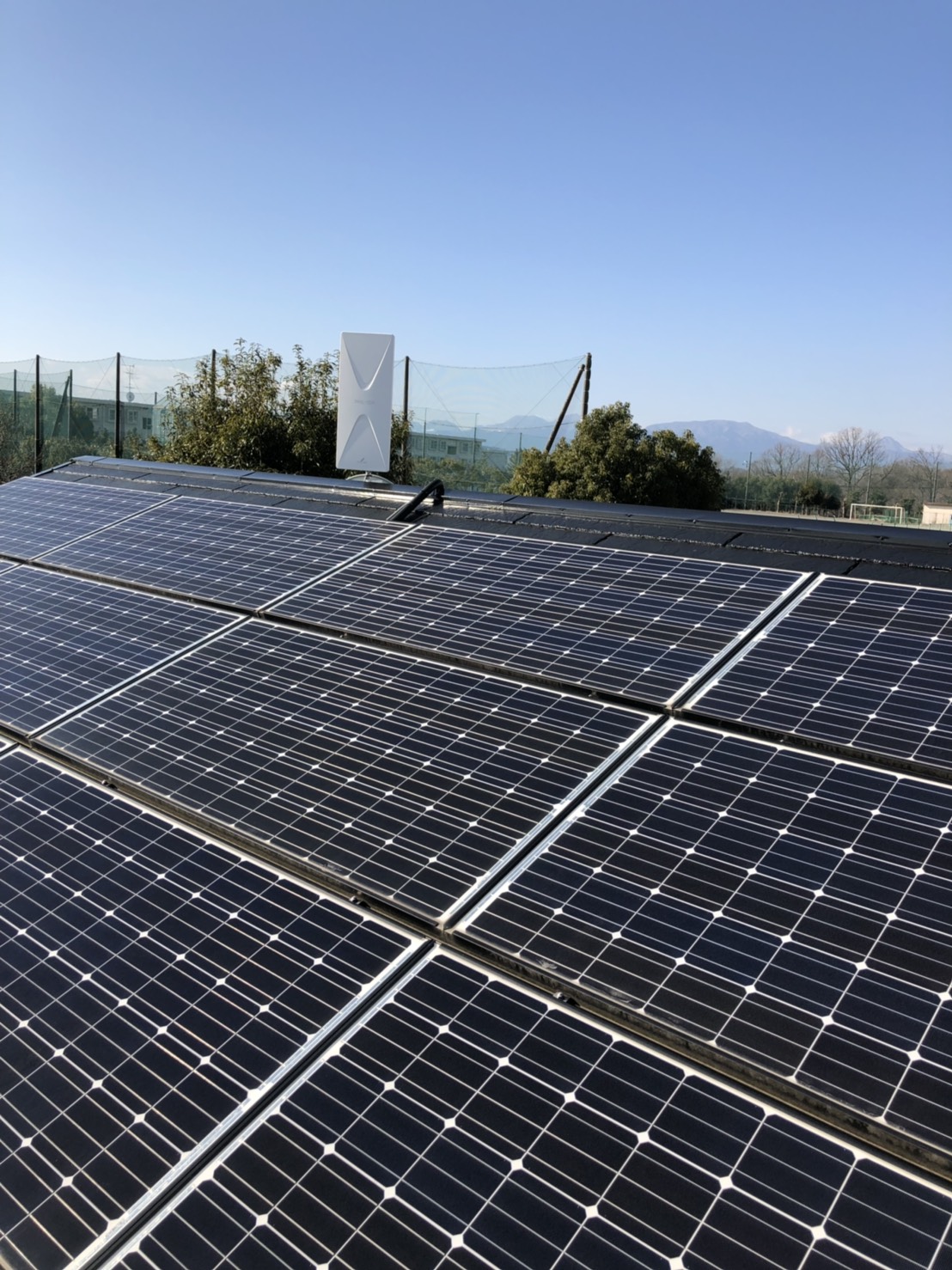 ソーラーパネルが配備された屋根とデザインアンテナ