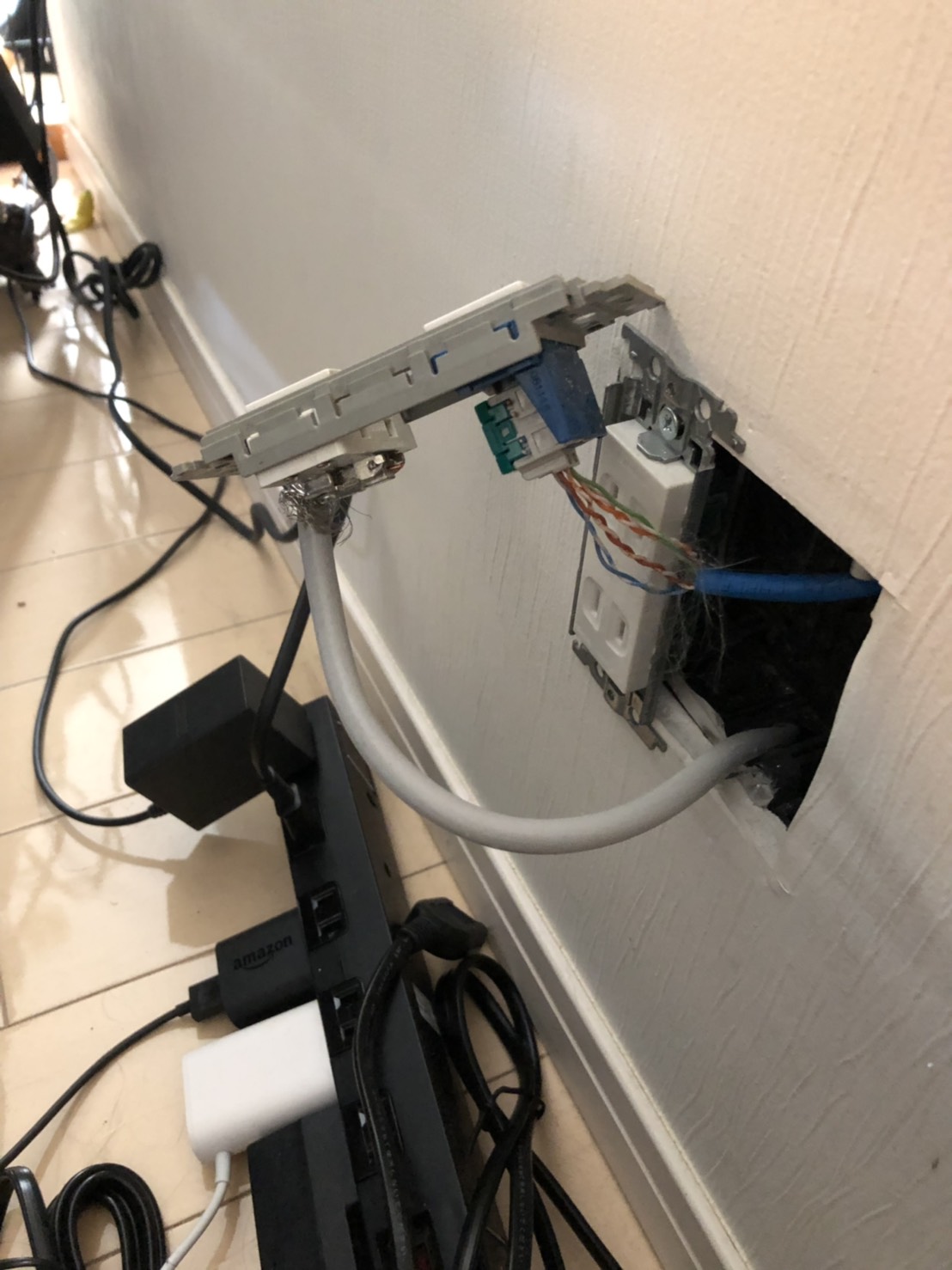 壁のカバーを取り外したアンテナ端子