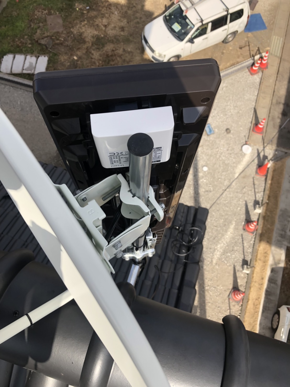 破風板に取り付けたデザインアンテナとBS/CSアンテナ