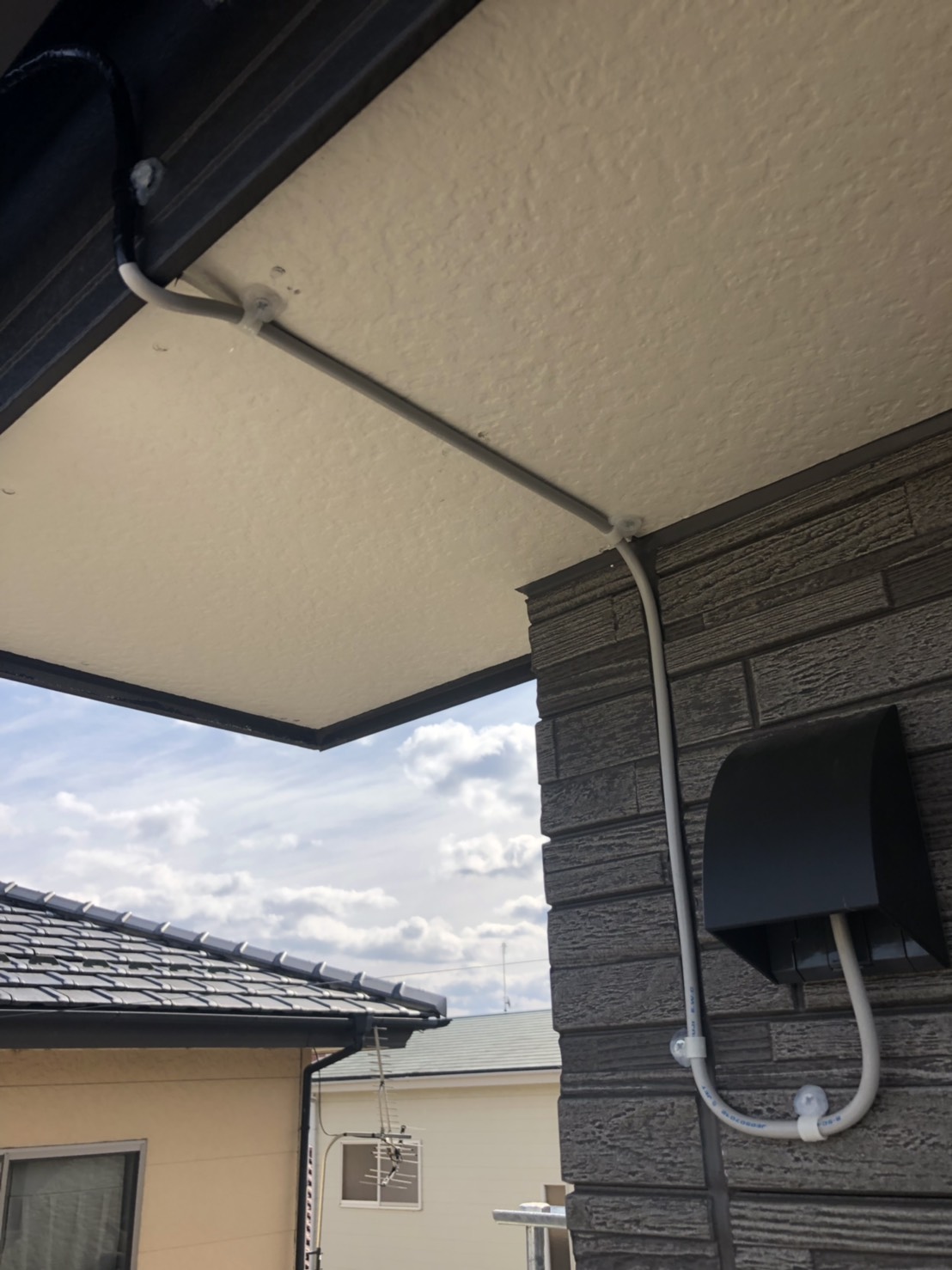 軒下から引込口にかけて配線したアンテナケーブル