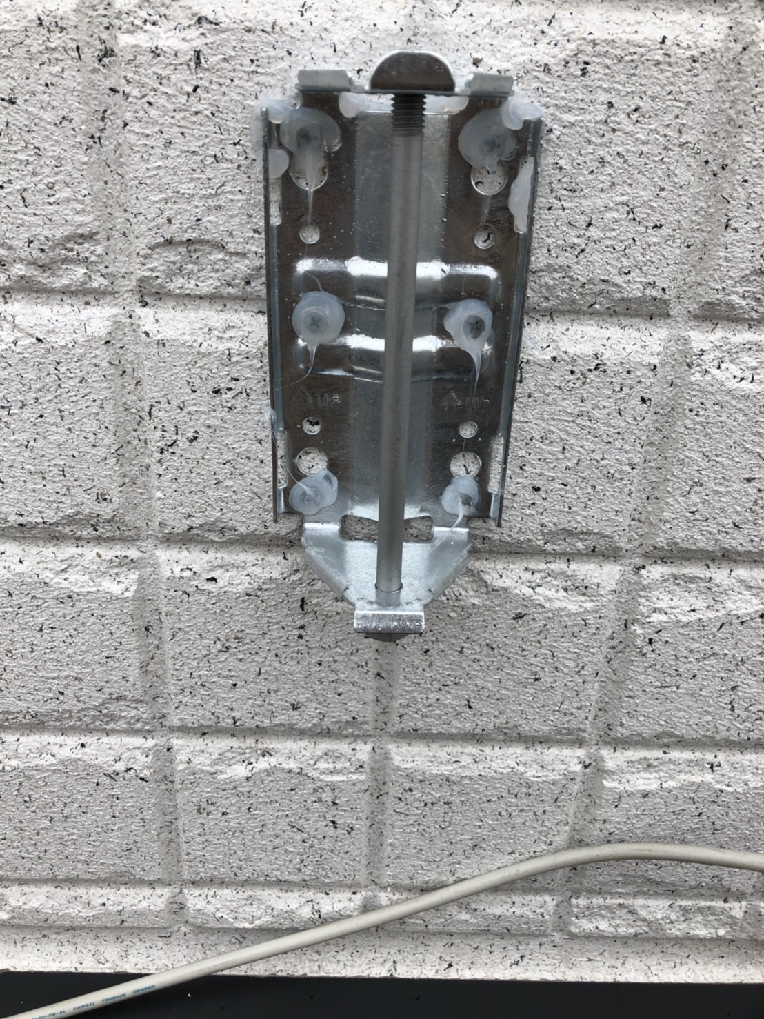 外壁にビス止めしたアンテナ専用金具