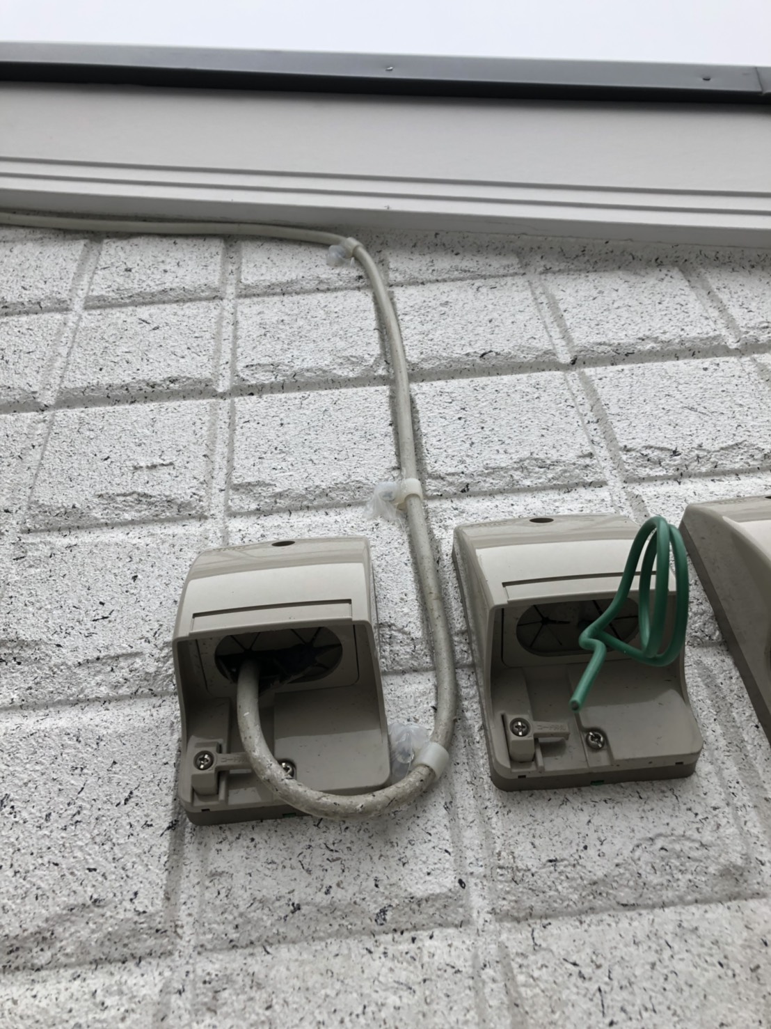 外壁のスリットに配線したアンテナケーブル