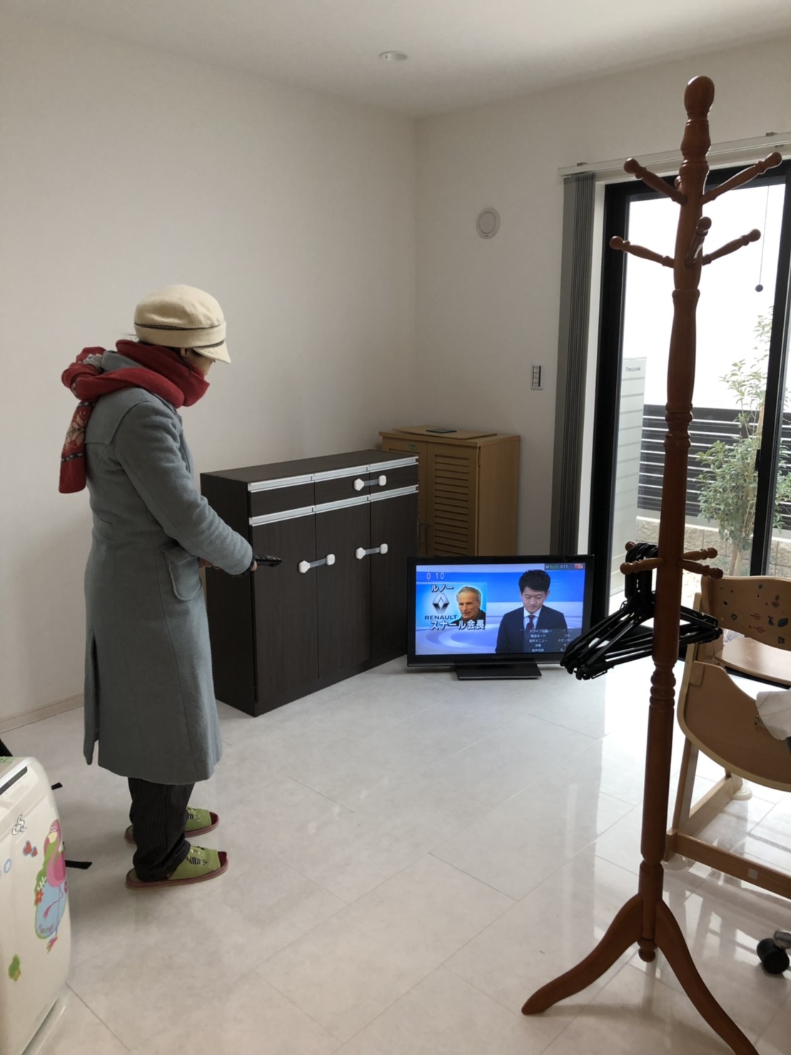 テレビを見つめる女性