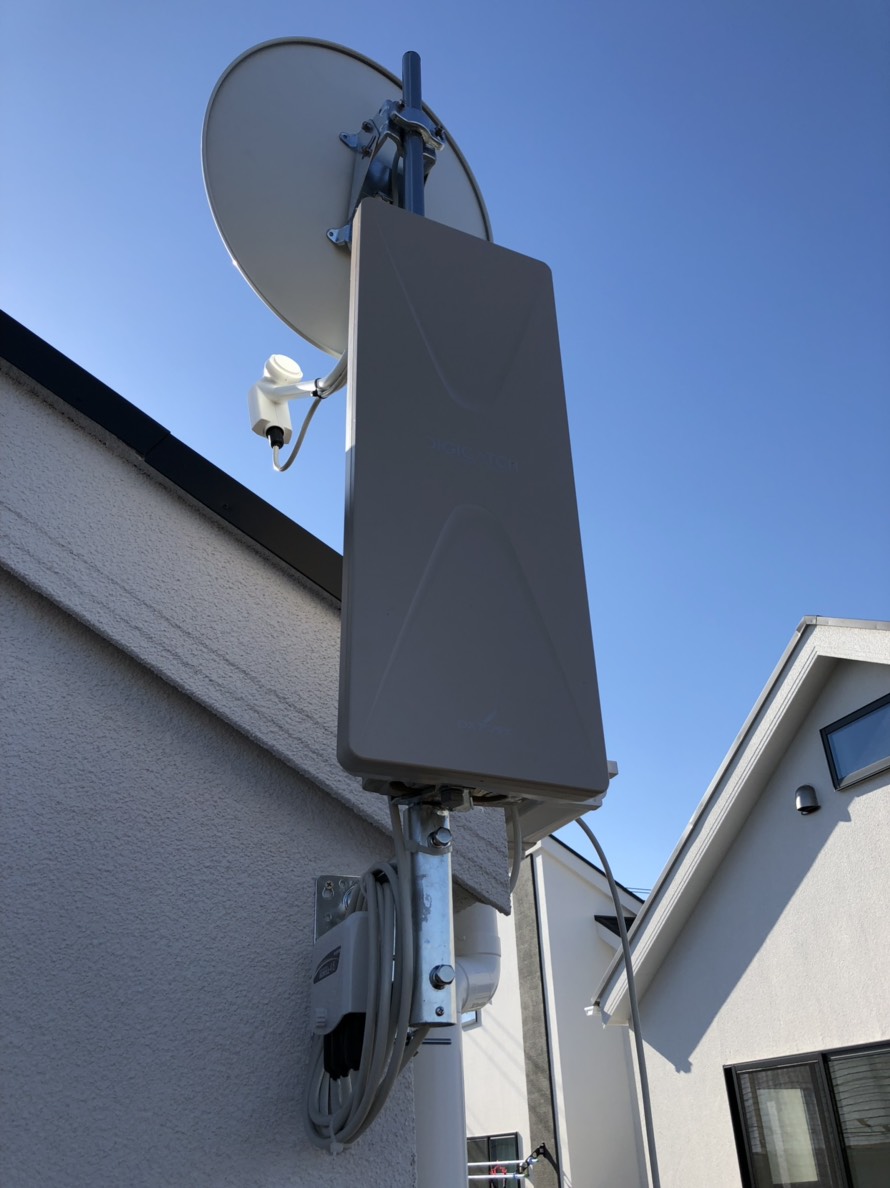 外壁に取り付けたデザインアンテナとBS/CSアンテナ