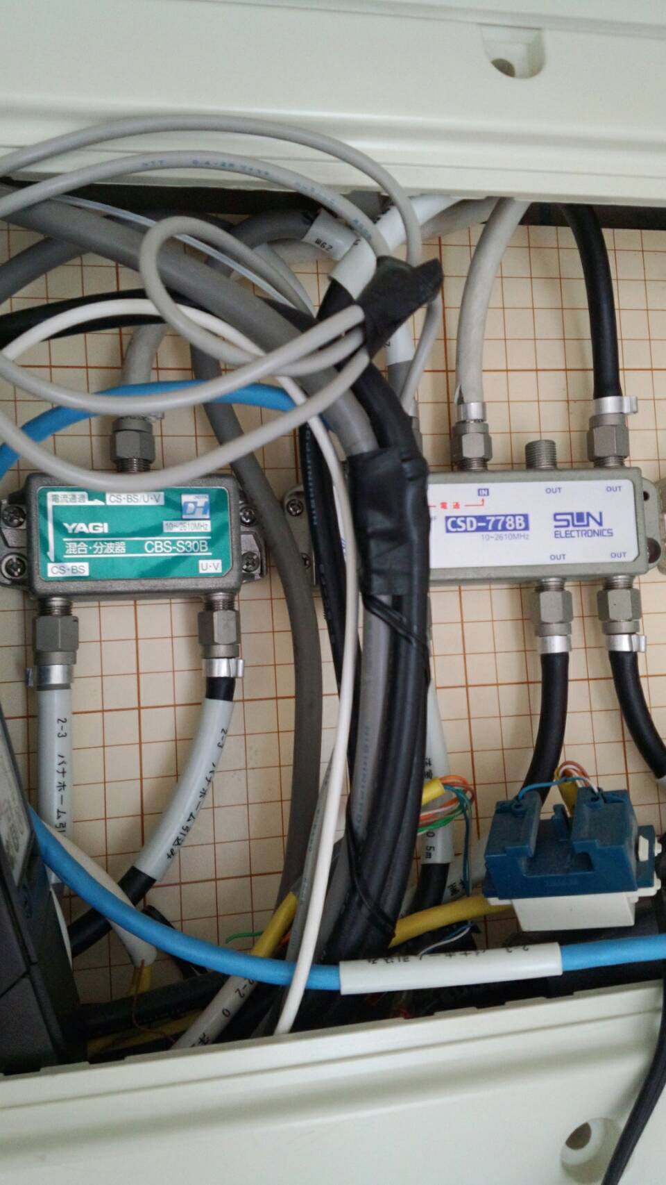 マルチメディアボックス内の古い分配器