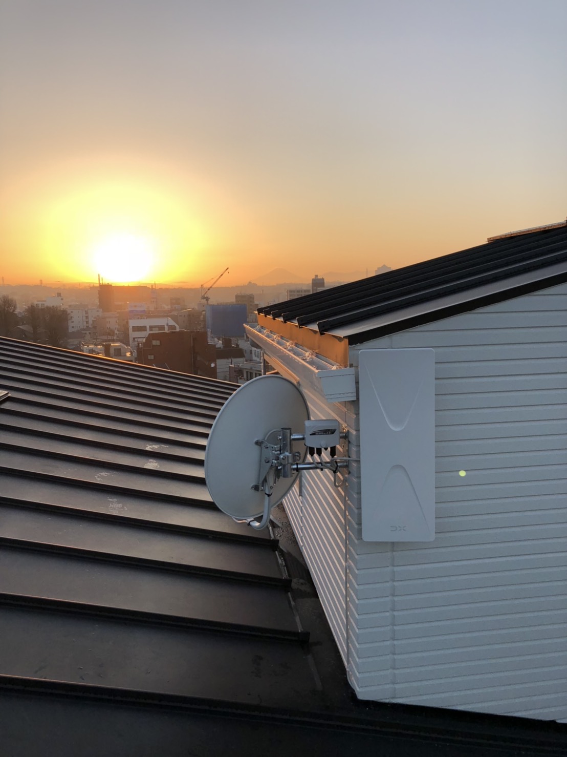 外壁に取り付けたデザインアンテナとBS/CSアンテナ