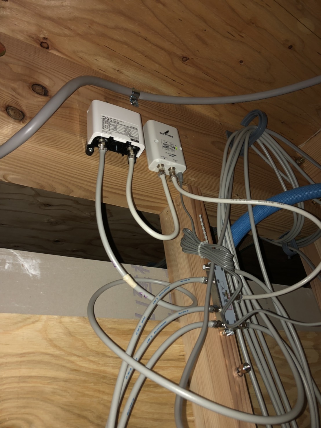 屋根裏のブースター本体と電源