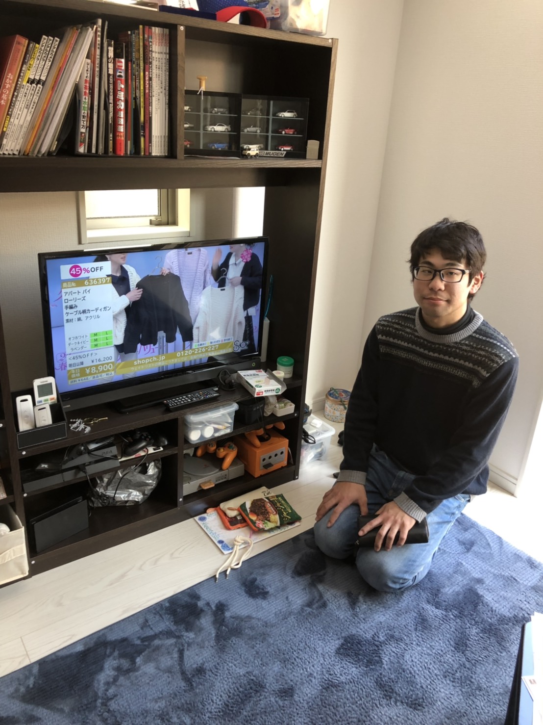 テレビ前で正座をしている男性