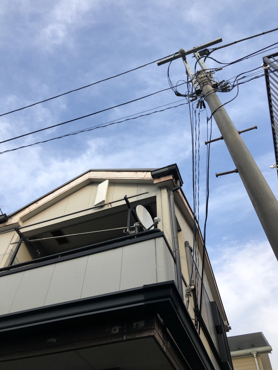 デザインアンテナとBS/CSアンテナを設置した戸建住宅