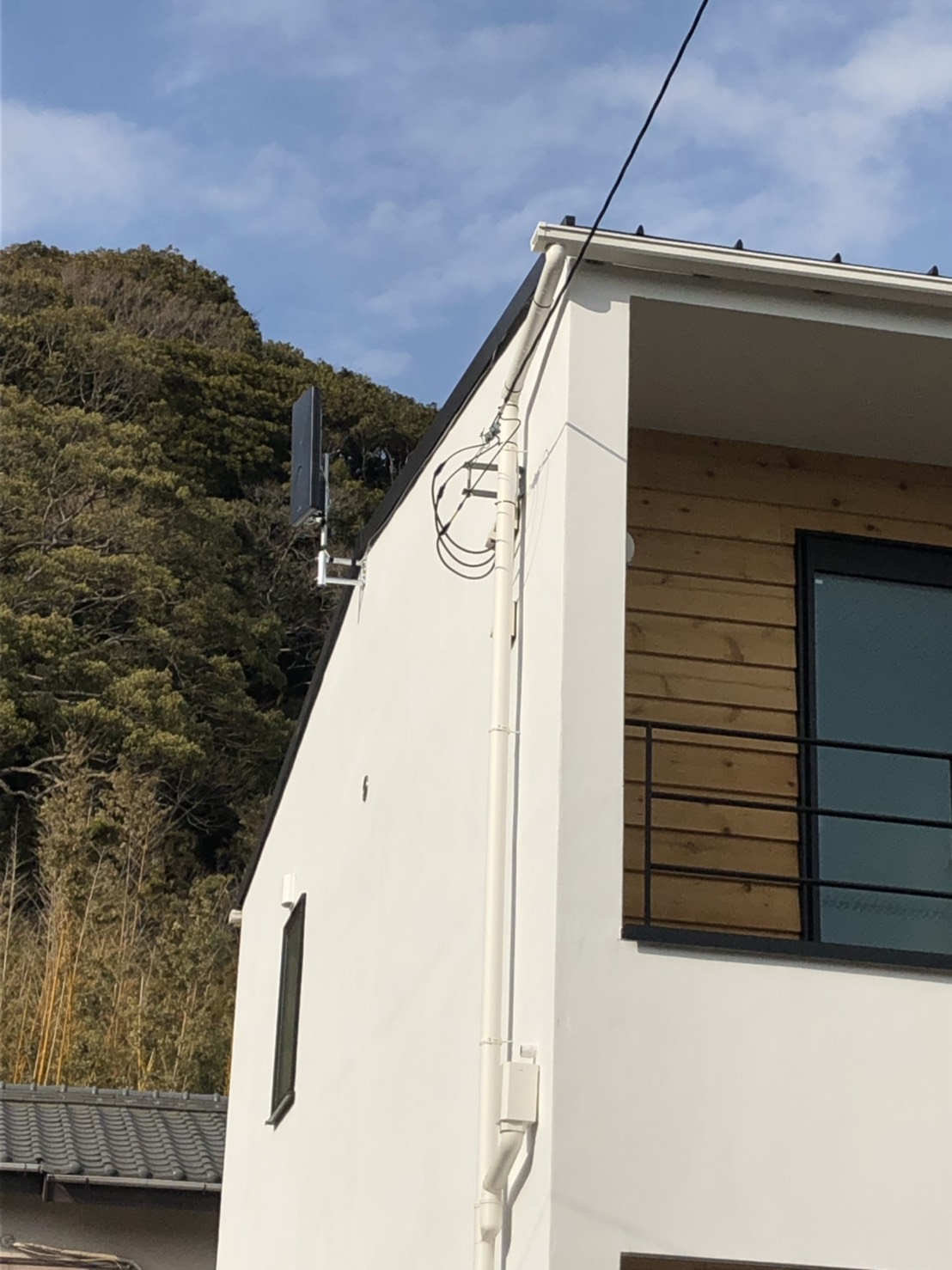 外壁に取り付けたデザインアンテナ