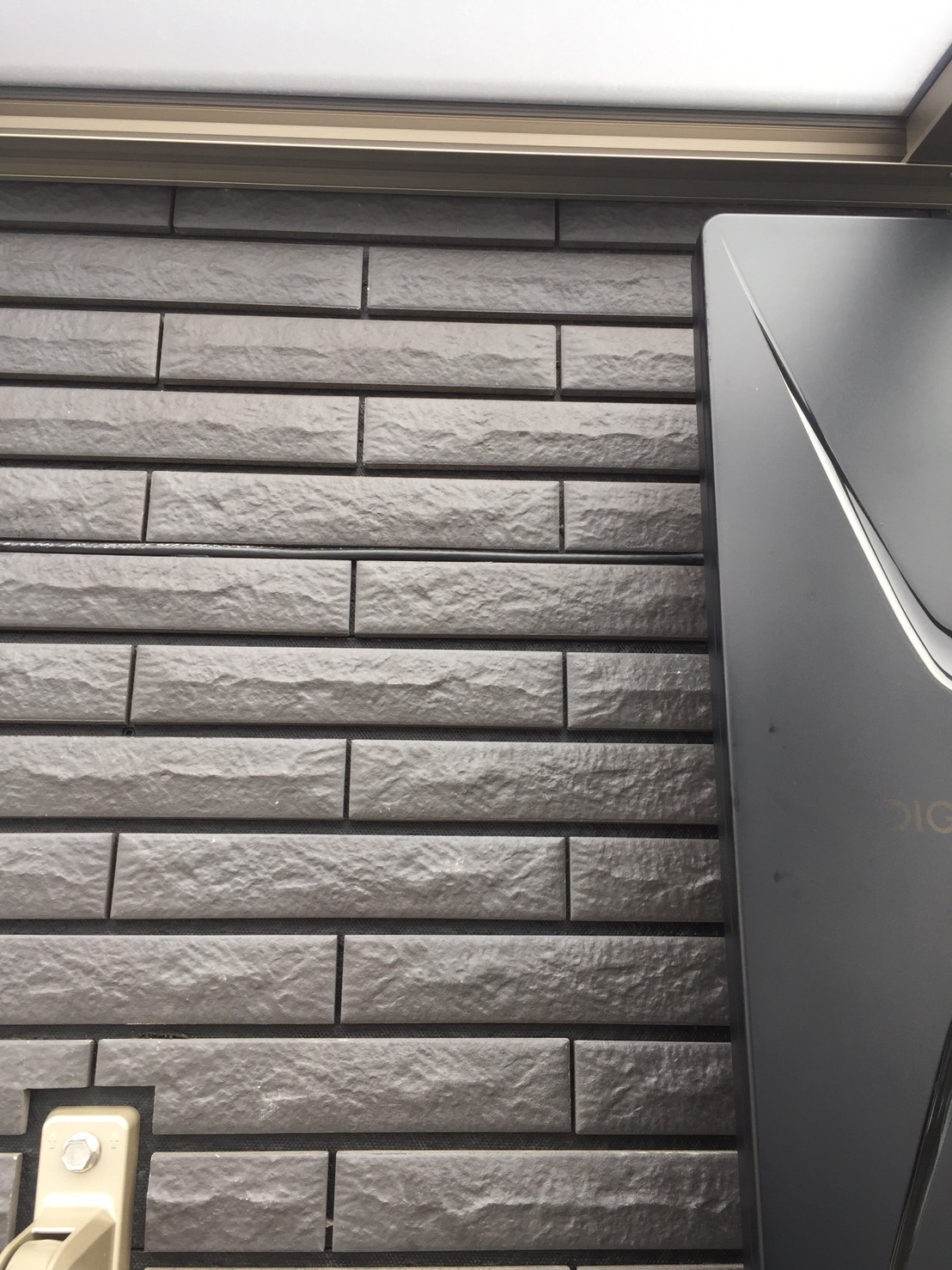 外壁に取り付けたデザインアンテナ