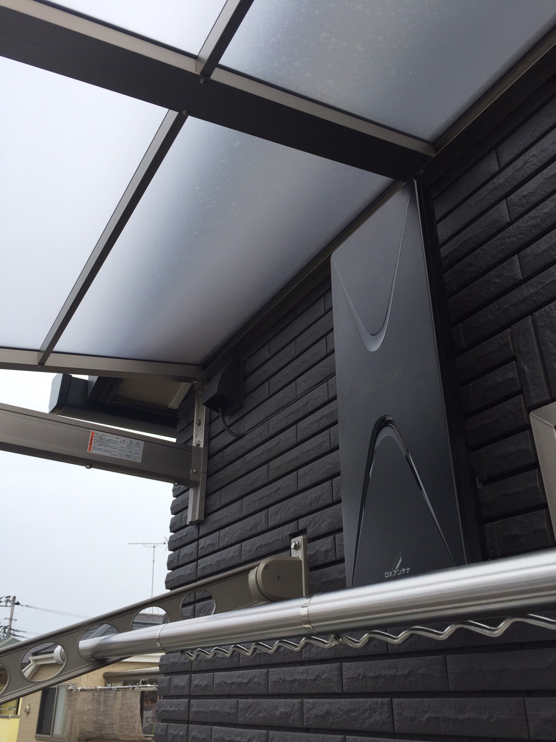 外壁に取り付けたデザインアンテナ