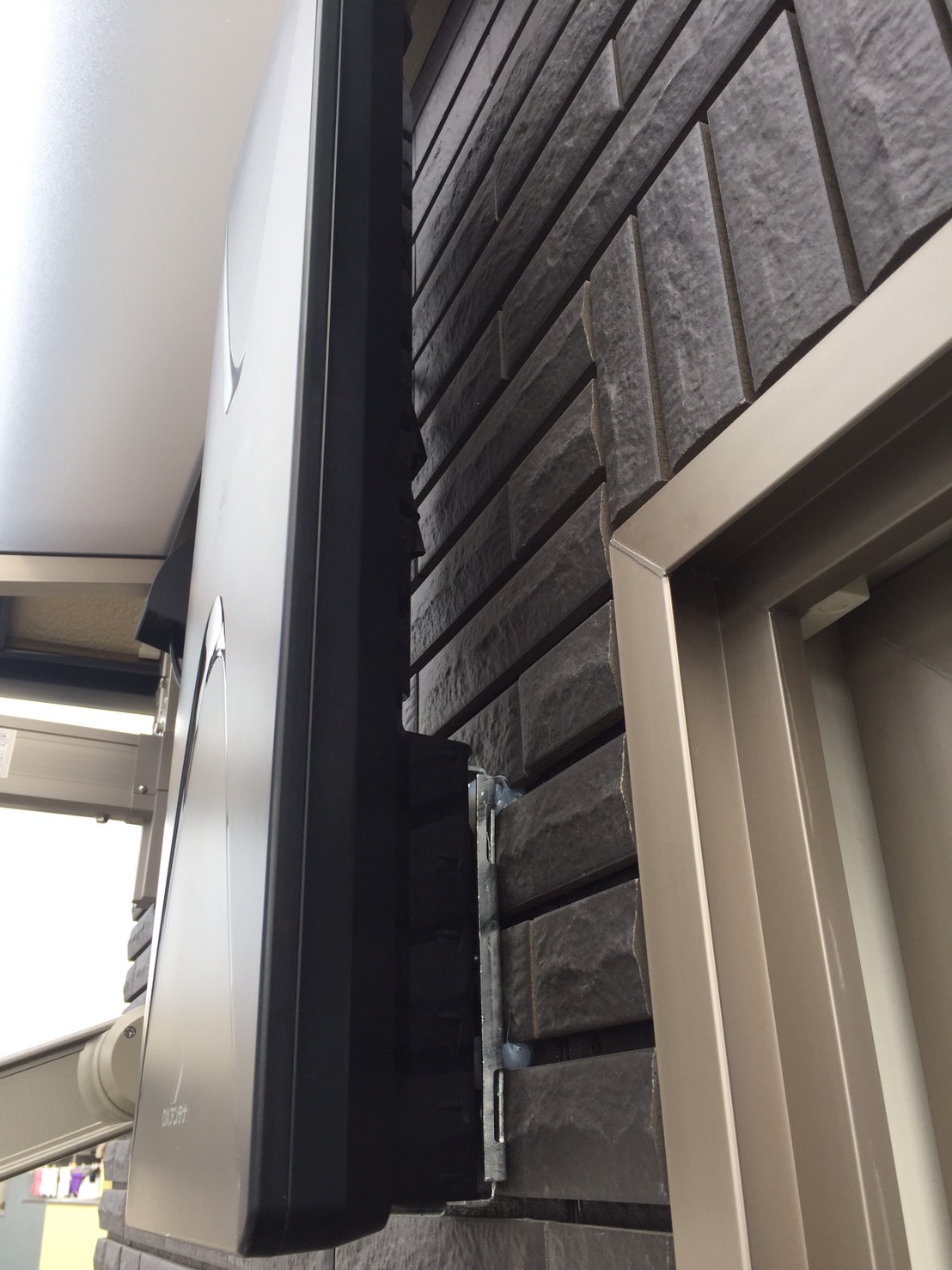 外壁に取り付けたデザインアンテナ