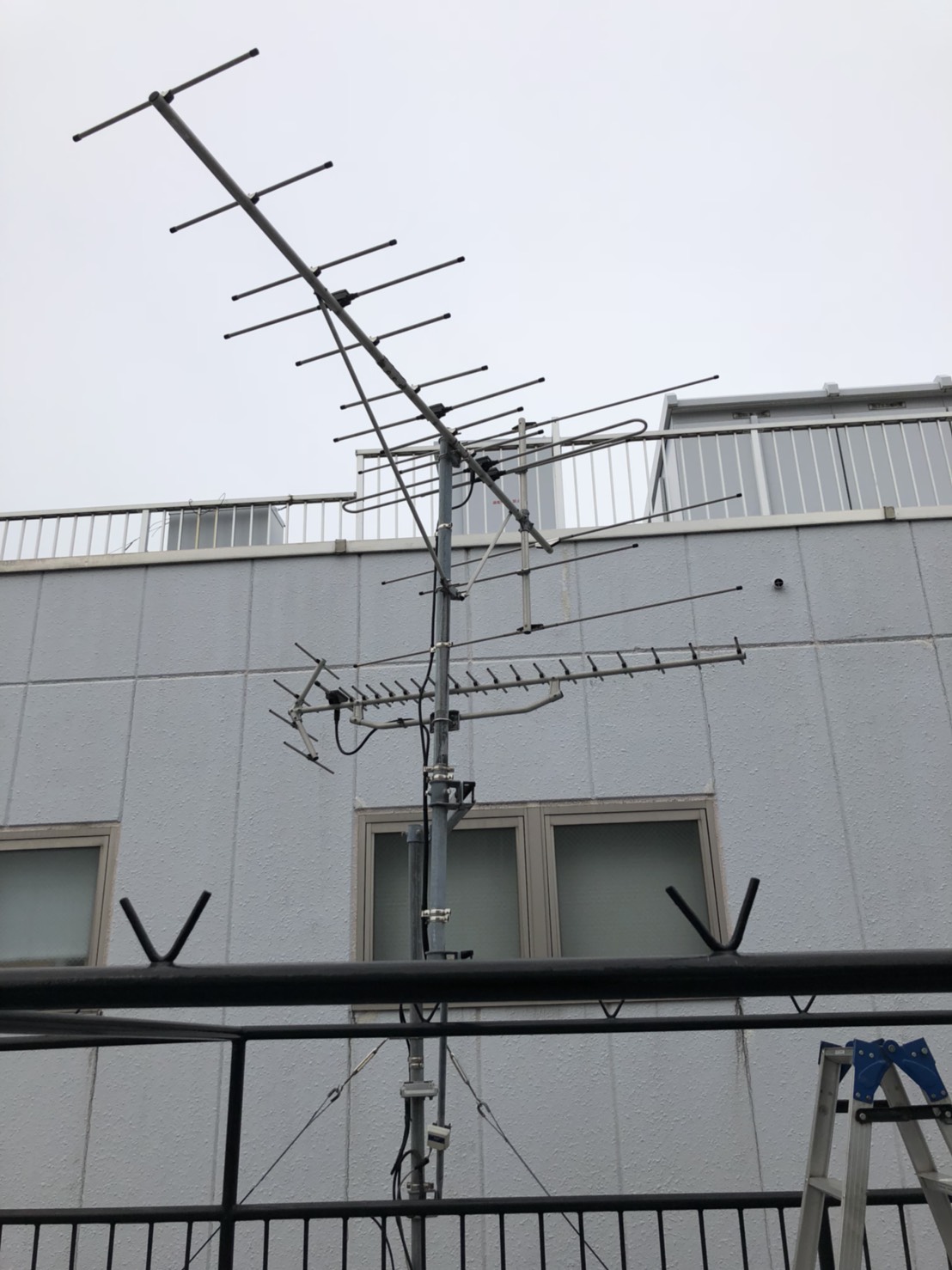 屋上のテレビアンテナ
