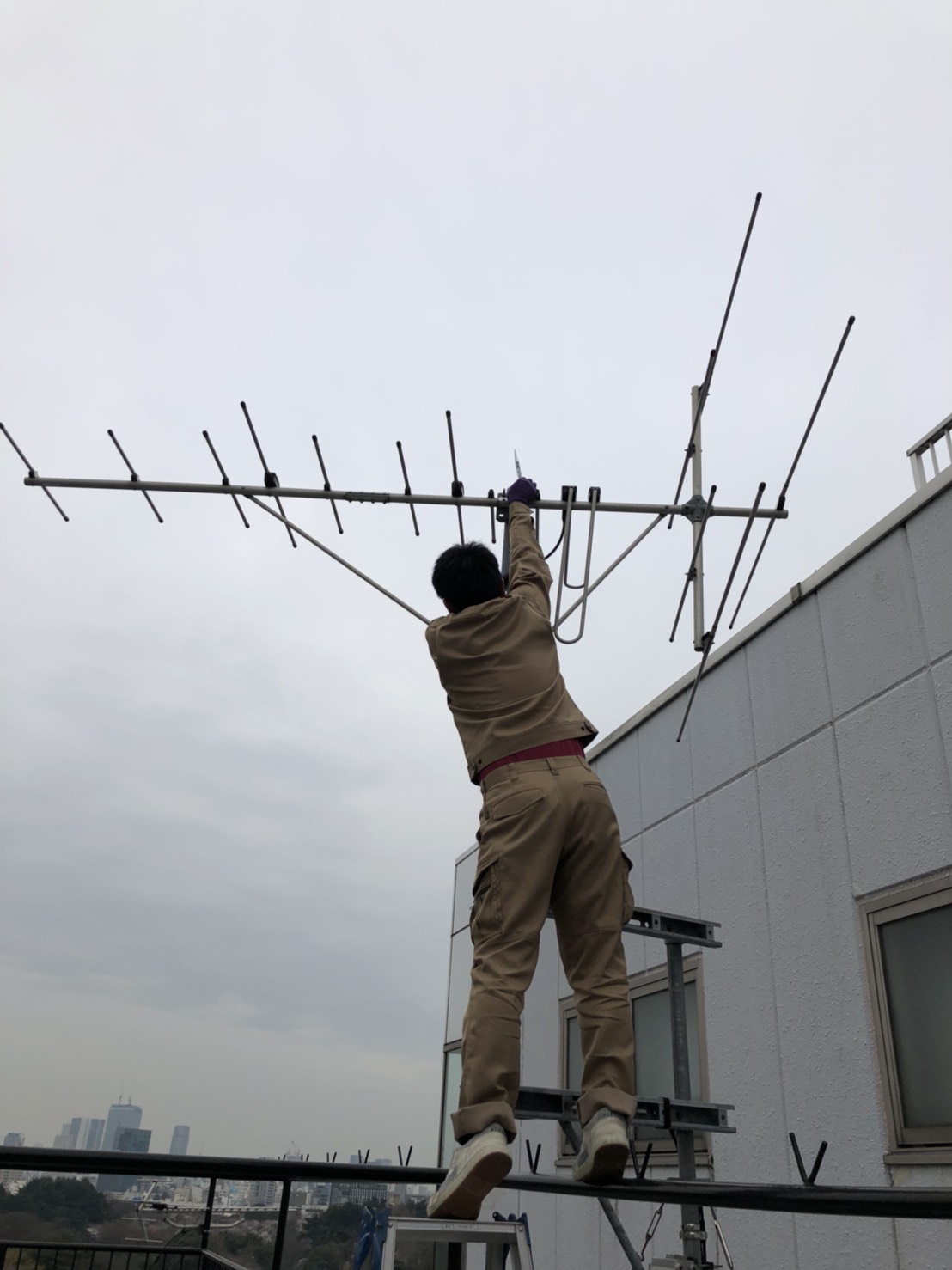 アンテナ工事中の作業員