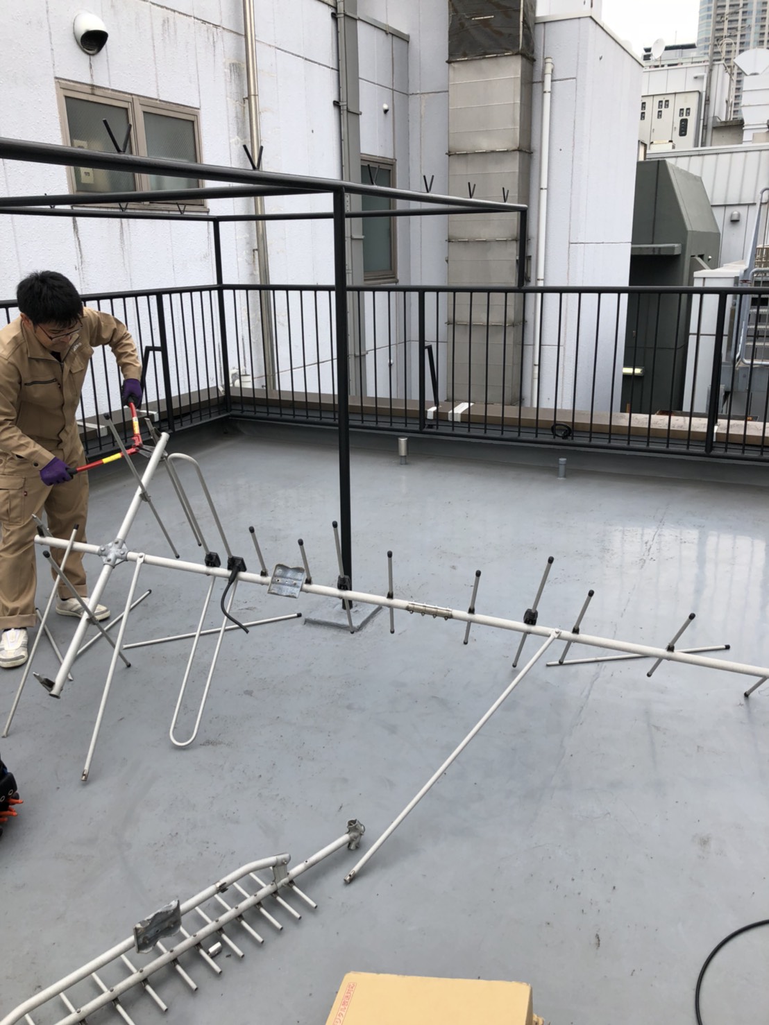 アンテナ工事中の作業員