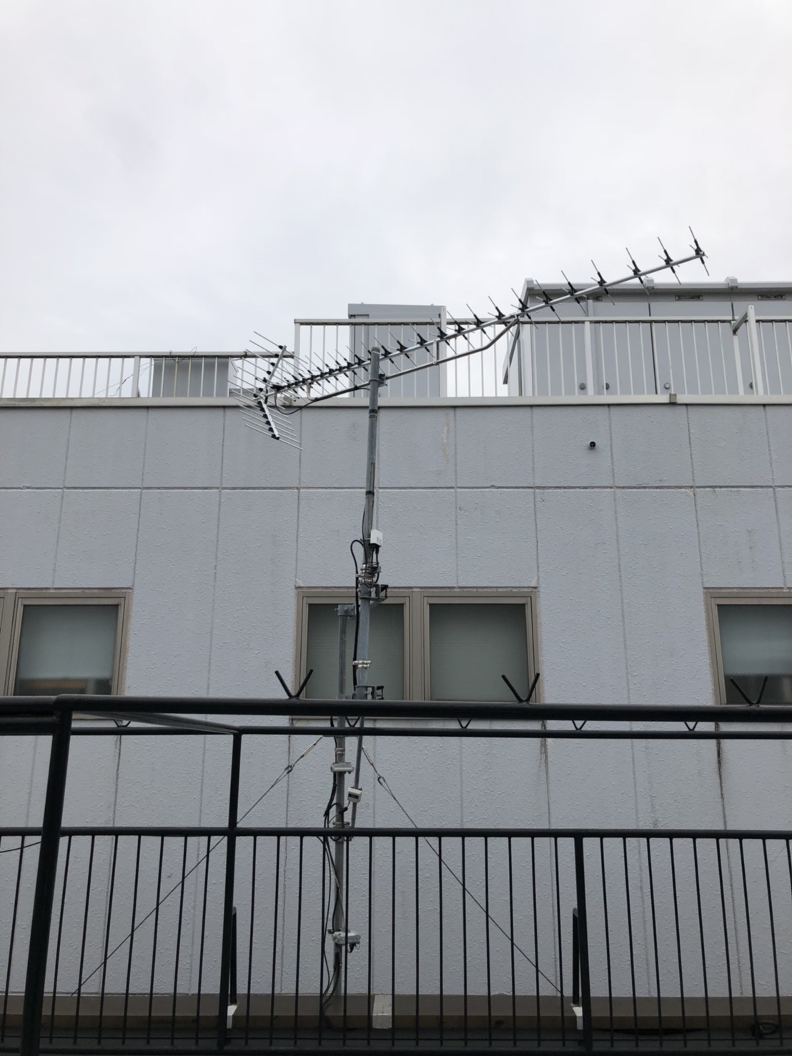 屋上のテレビアンテナ