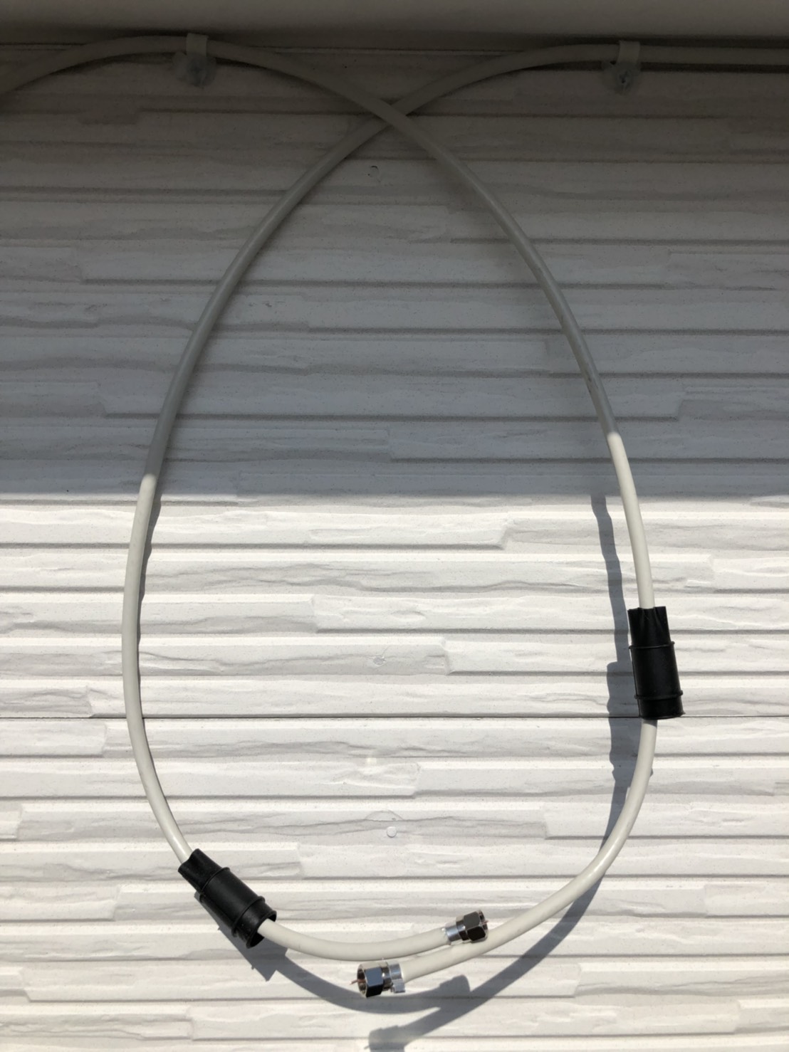 外壁に配線した同軸ケーブル