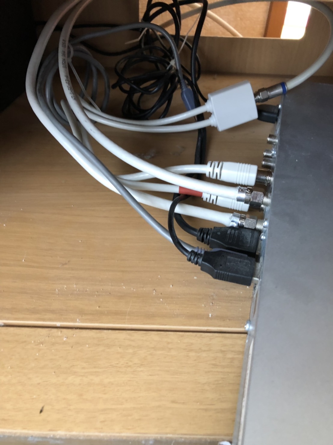 テレビ裏の配線