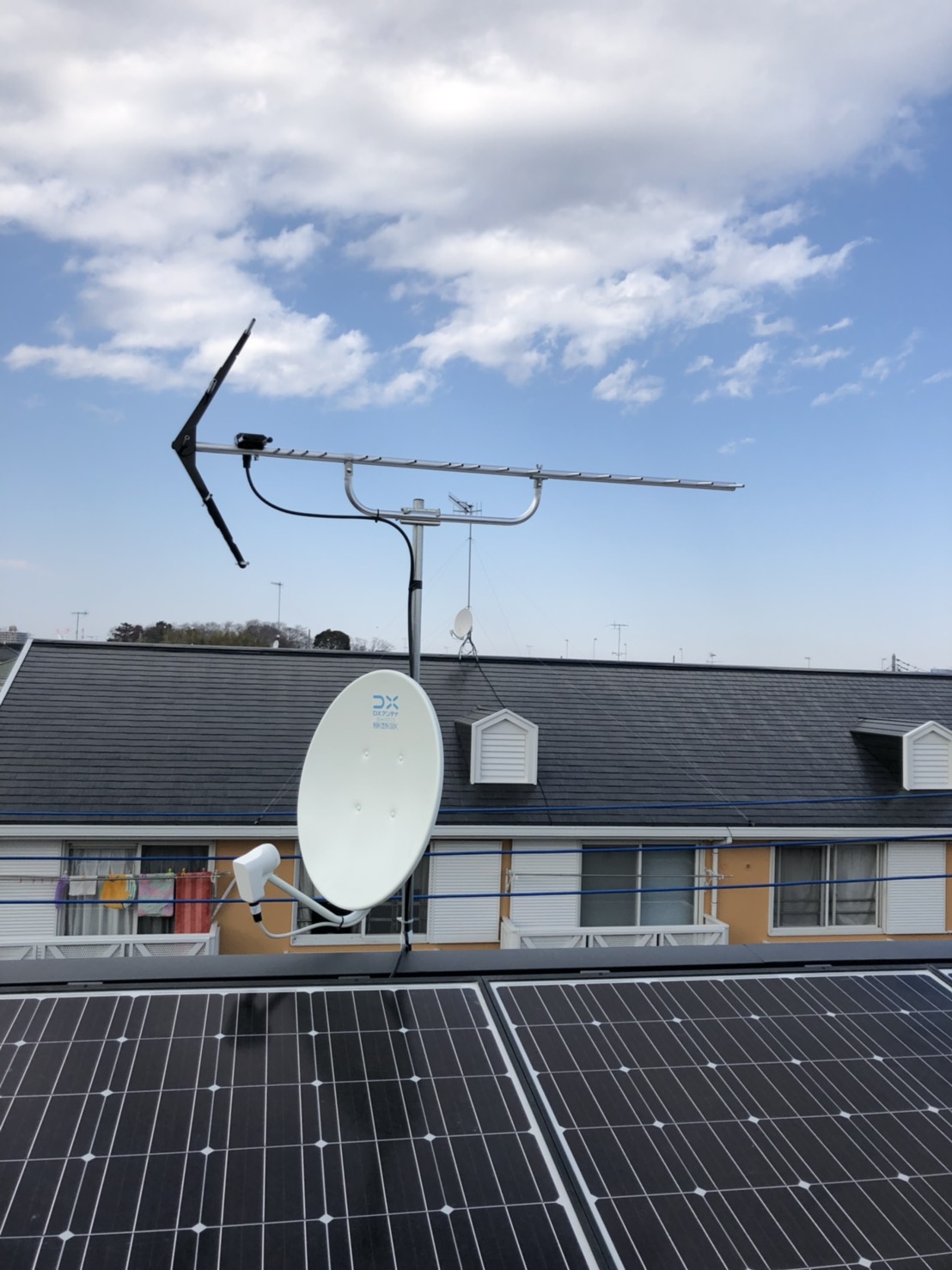 屋根上のソーラパネルと破風板に設置したUHFアンテナとBS/CSアンテナ