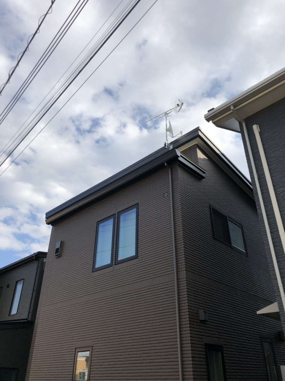UHFアンテナとBS/CSアンテナを設置した戸建住宅