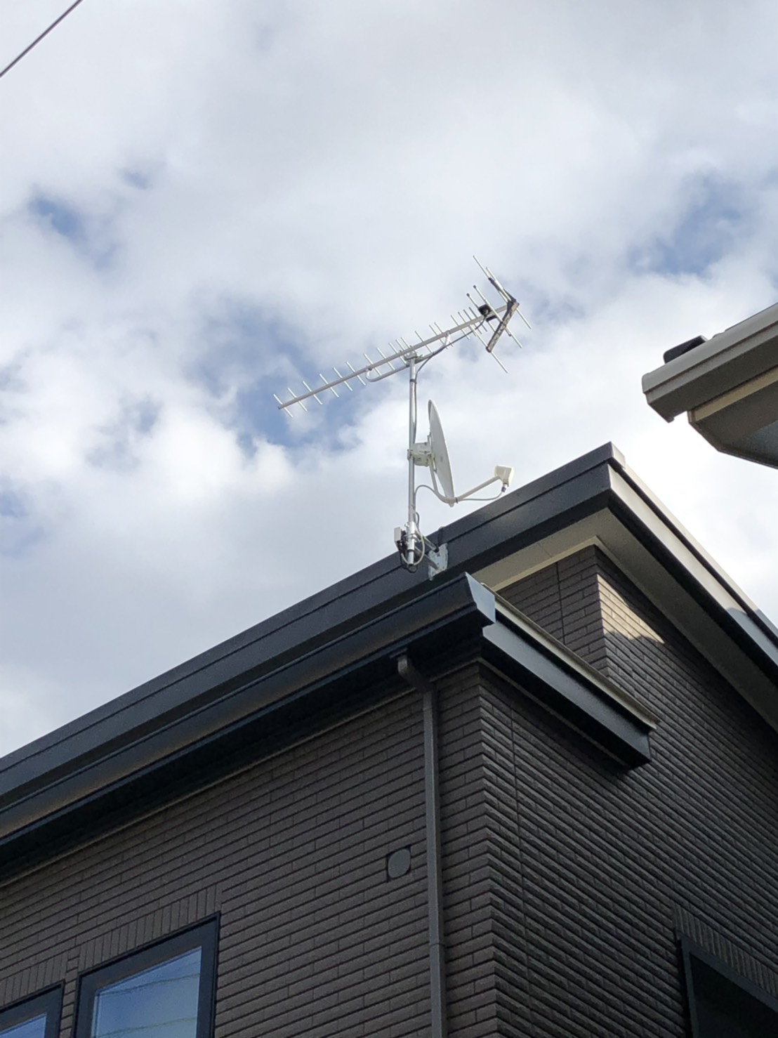 破風板に取り付けたUHFアンテナとBS/CSアンテナ