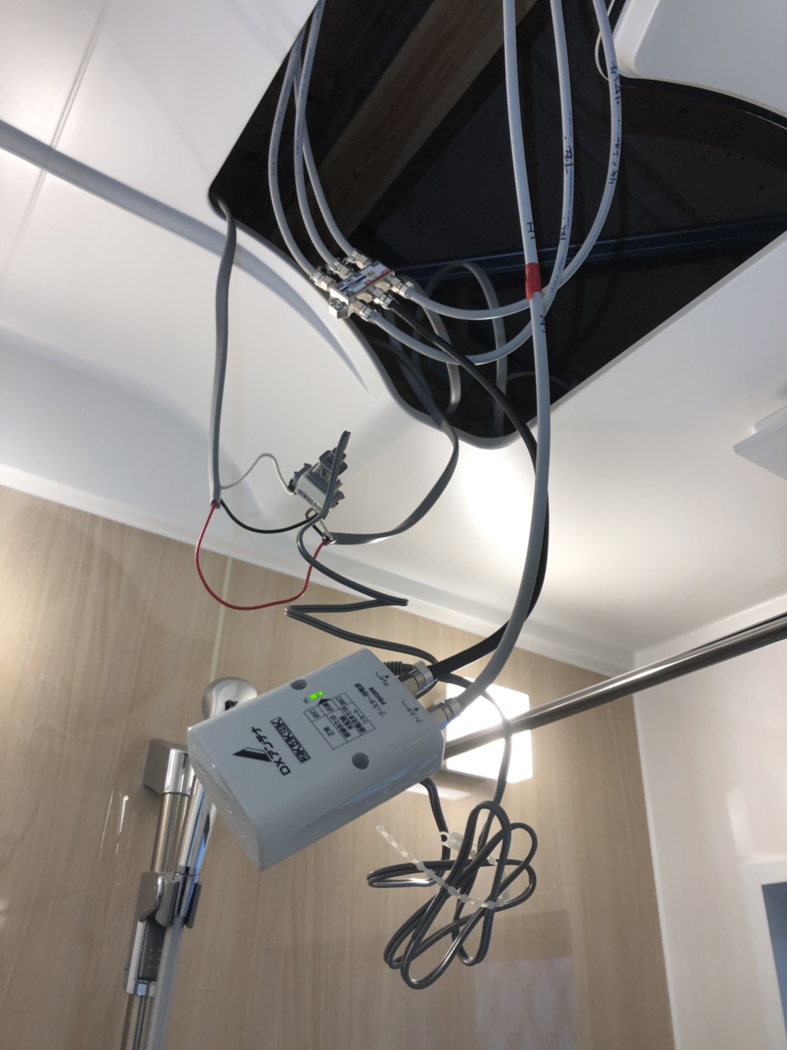 点検口に配線したブースター電源と分配器