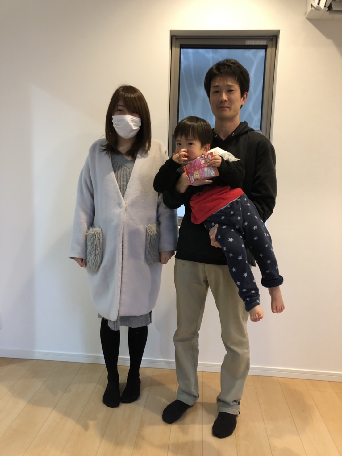 屋内で撮影に応じる家族