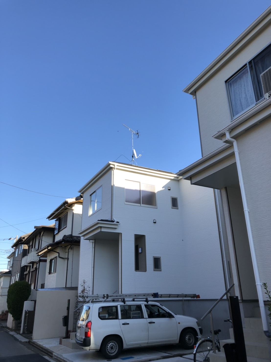 UHFアンテナとBS/CSアンテナを設置した戸建住宅