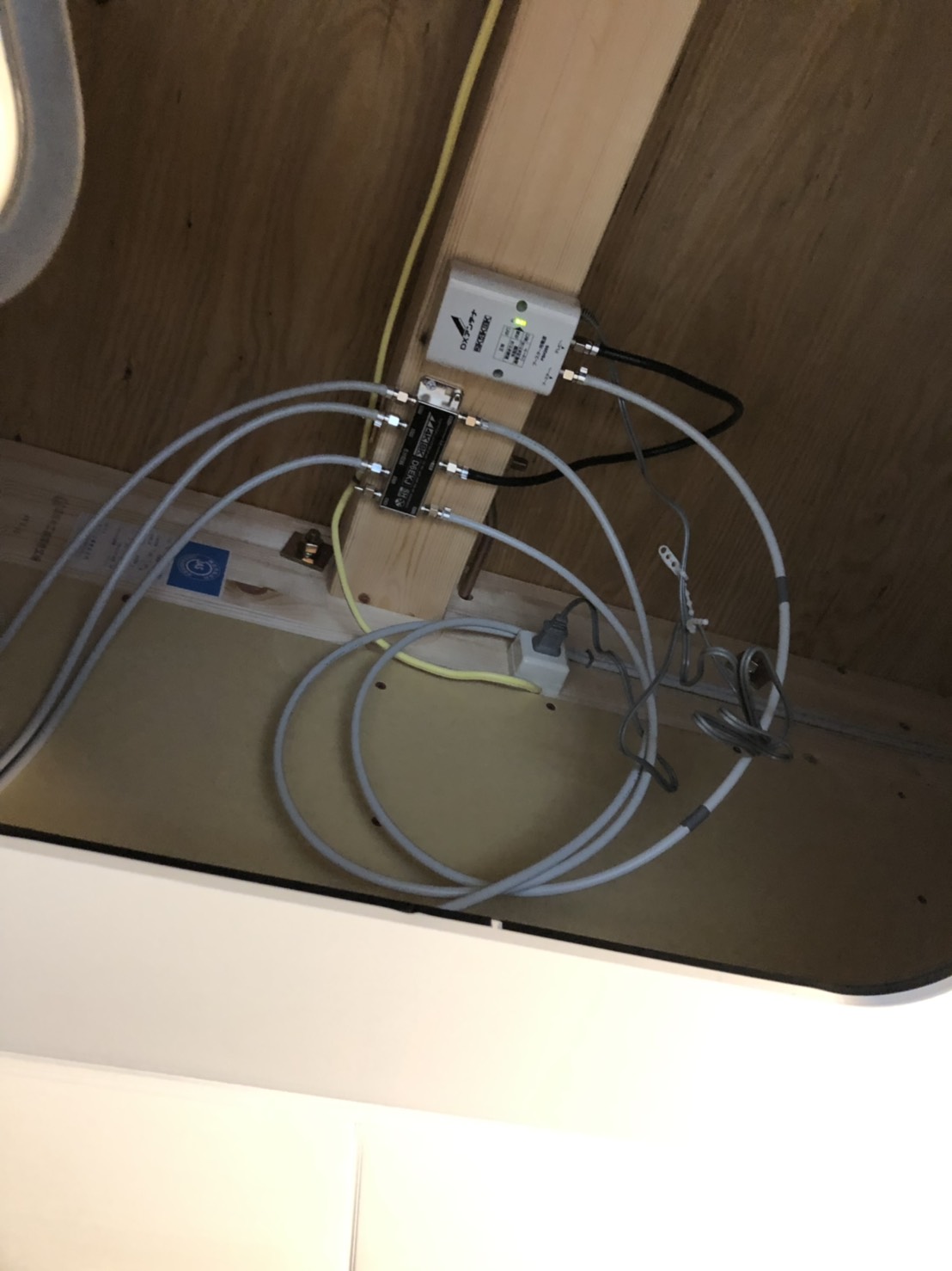 屋根裏の分配器とブースター電源