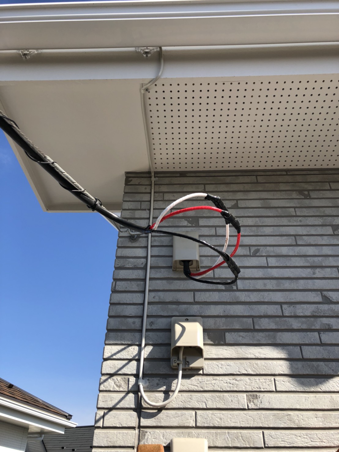 外壁の引込口と配線した電線および同軸ケーブル