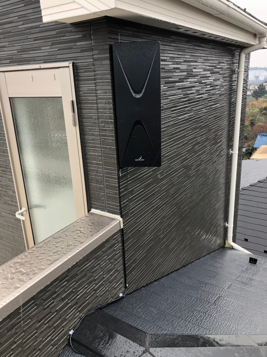 外壁に取り付けたデザインアンテナ