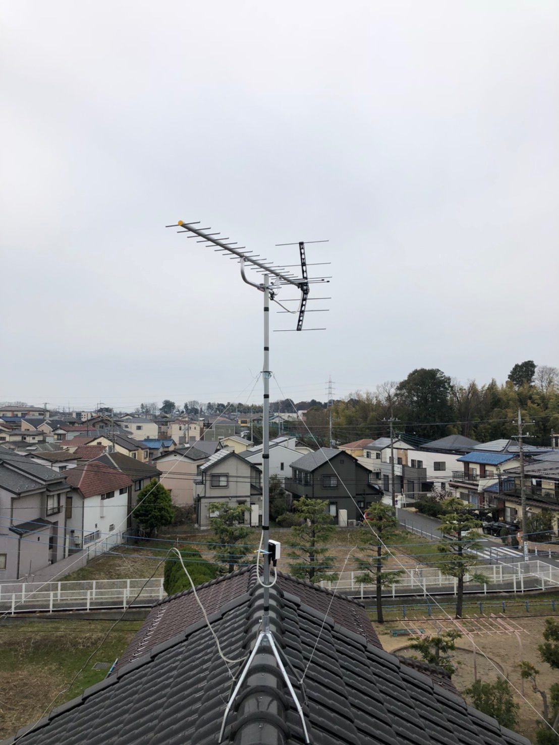 屋根上に設置したUHFアンテナ