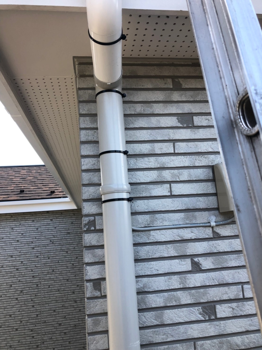 外壁の雨樋に配線した同軸ケーブル