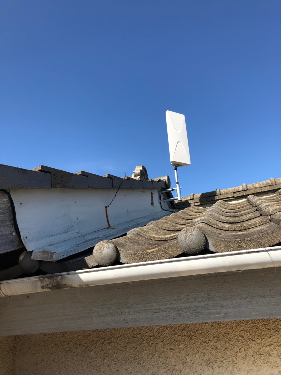 破風板に取り付けたデザインアンテナ