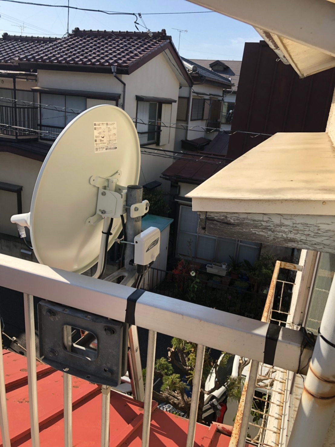 手すりに取り付けたBS/CSアンテナ