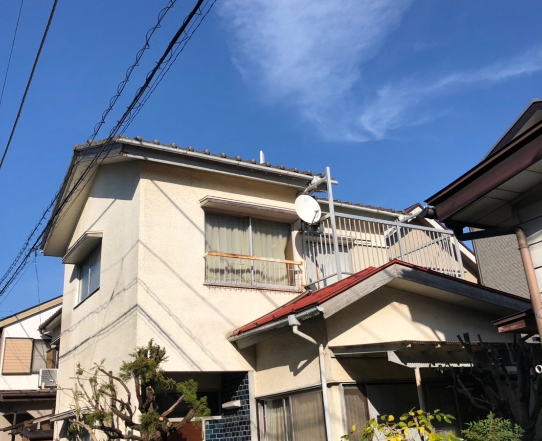 デザインアンテナとBS/CSアンテナを設置した戸建住宅