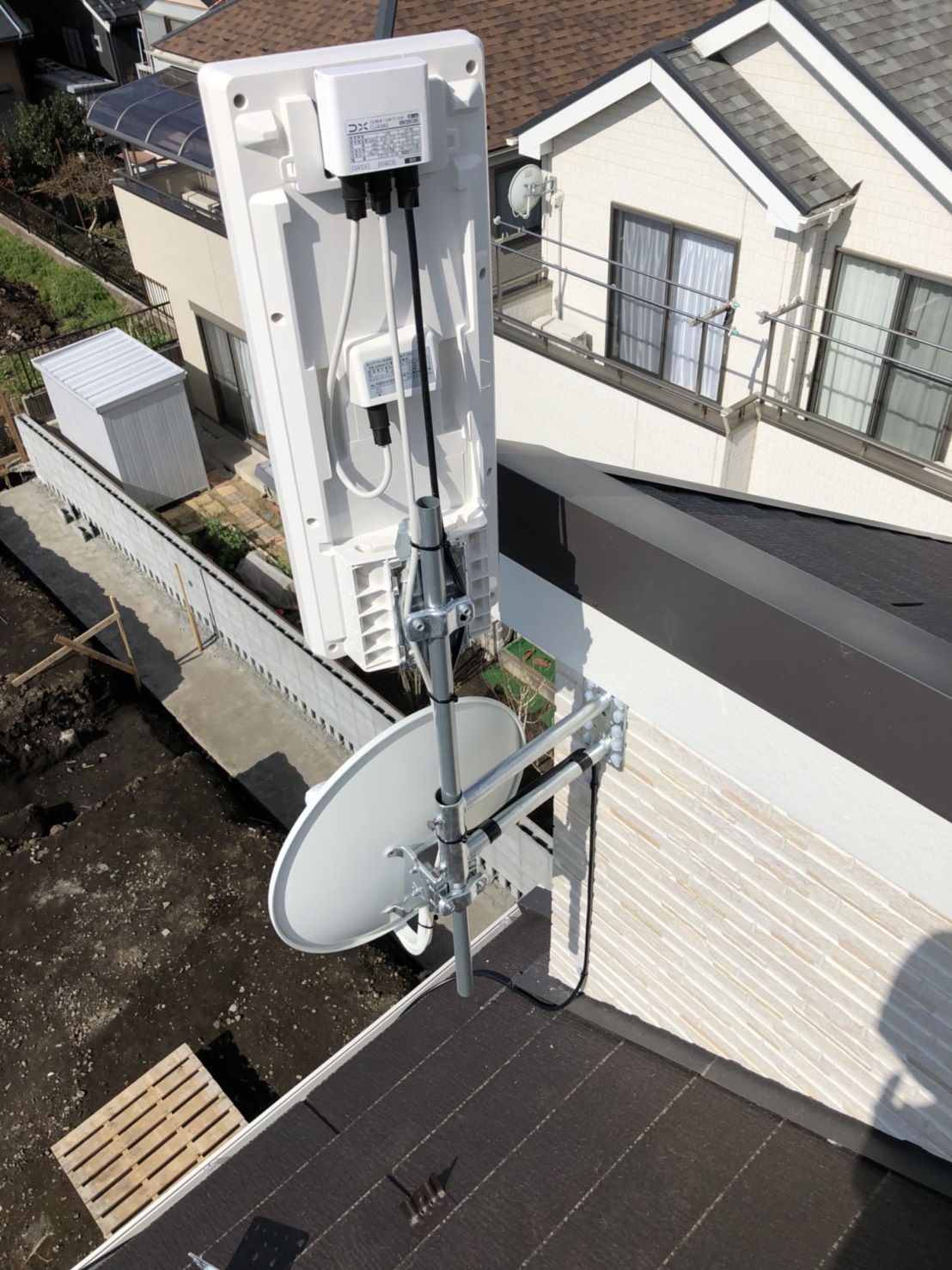 外壁に取り付けたデザインアンテナとBS/CSアンテナ