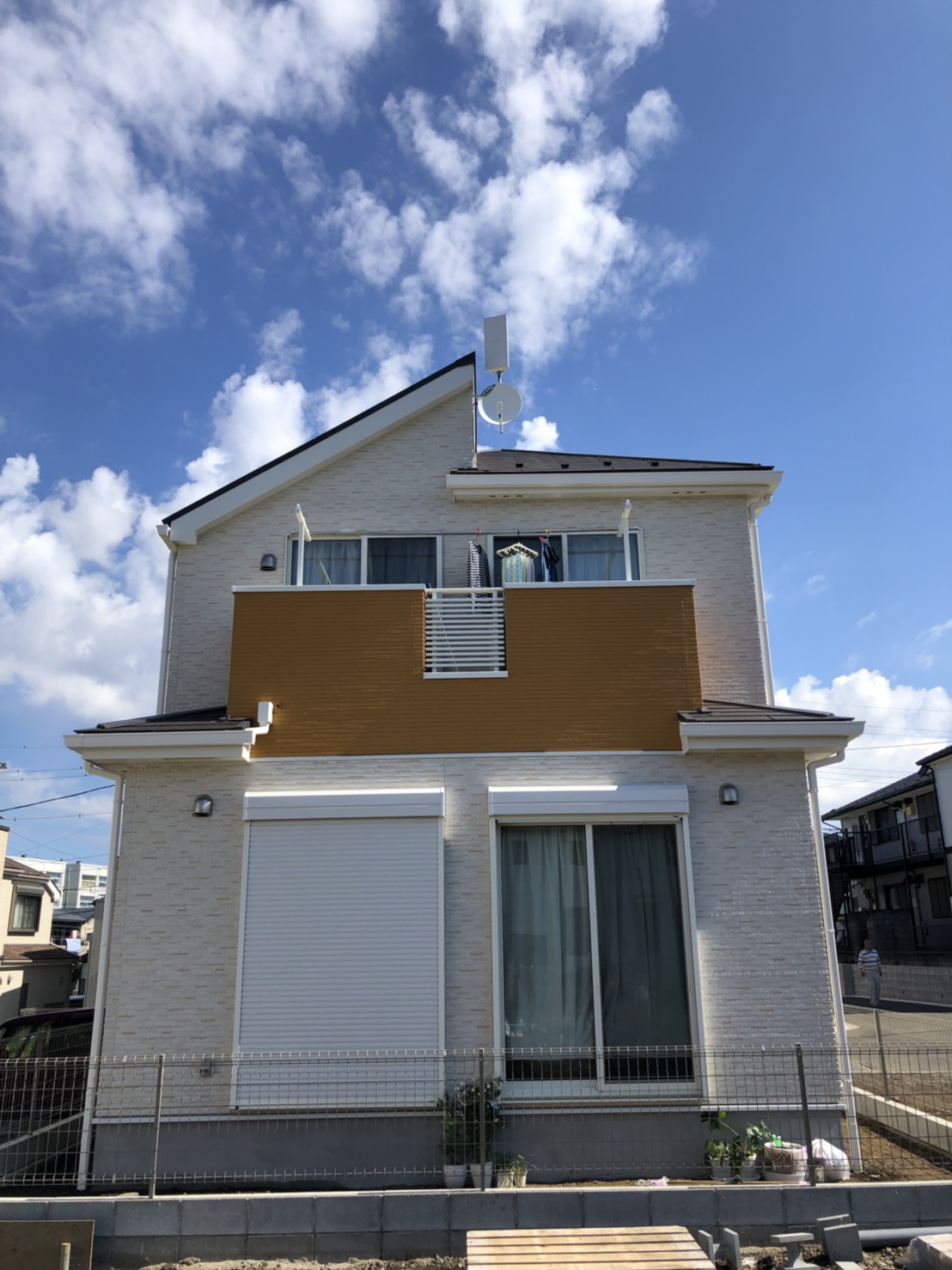 デザインアンテナとBS/CSアンテナを設置した戸建住宅