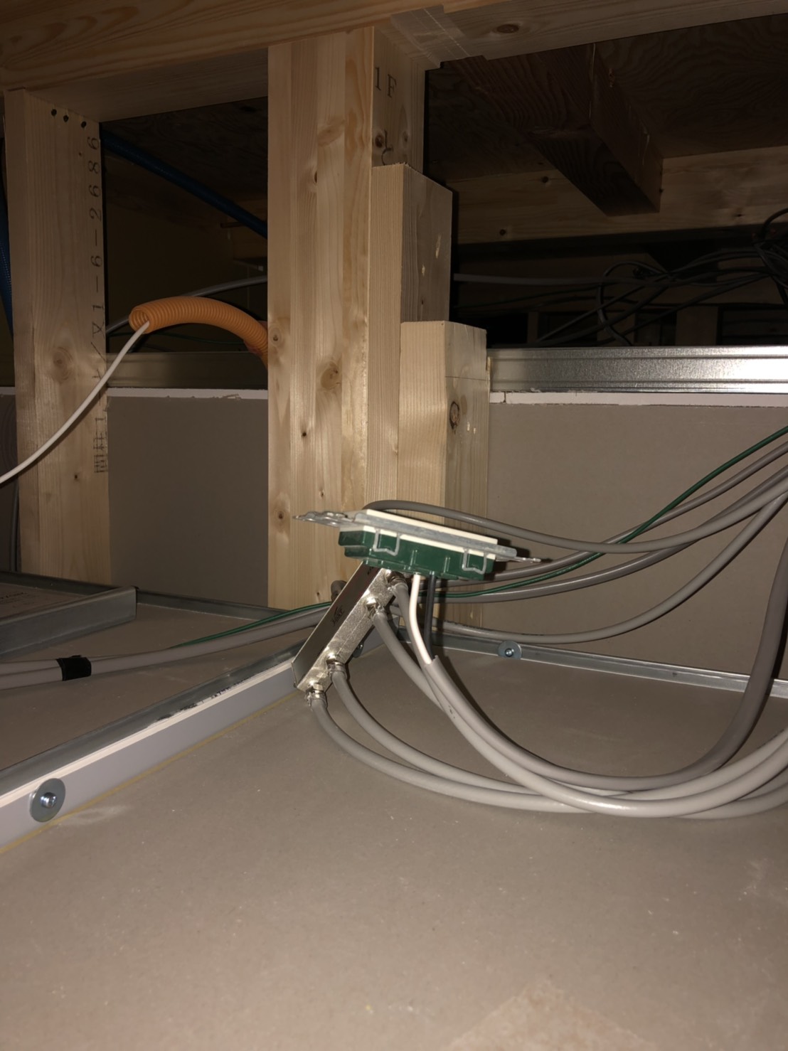 屋根裏の機器類