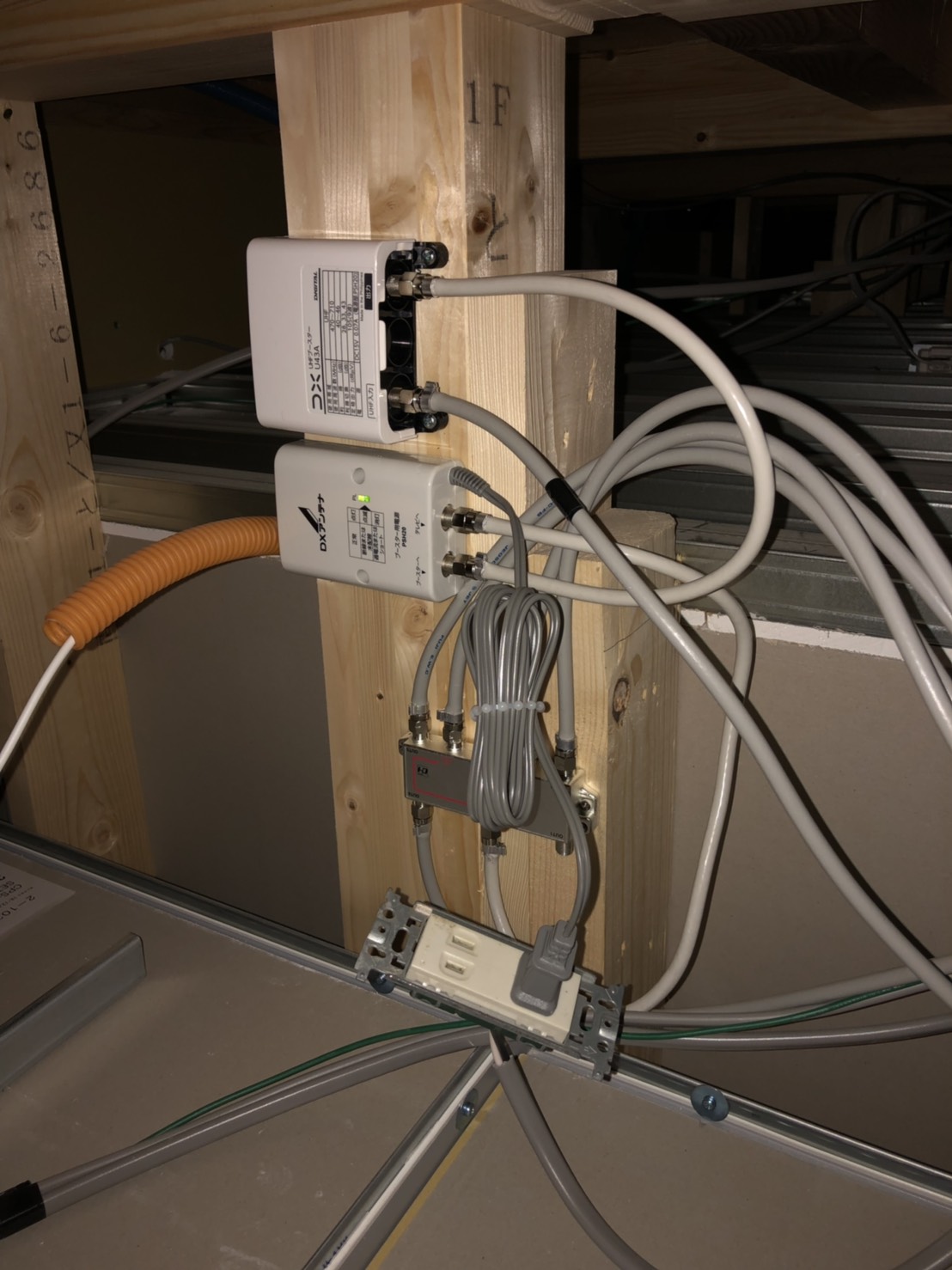 屋根裏の機器類