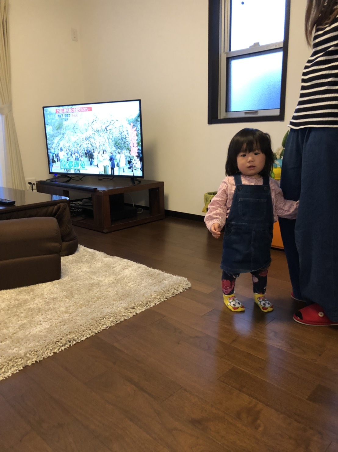 テレビ横に立つ親子