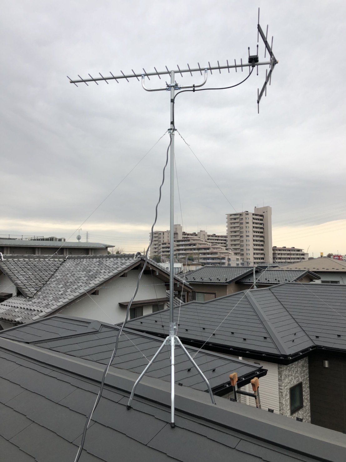 屋根上に設置したUHFアンテナ