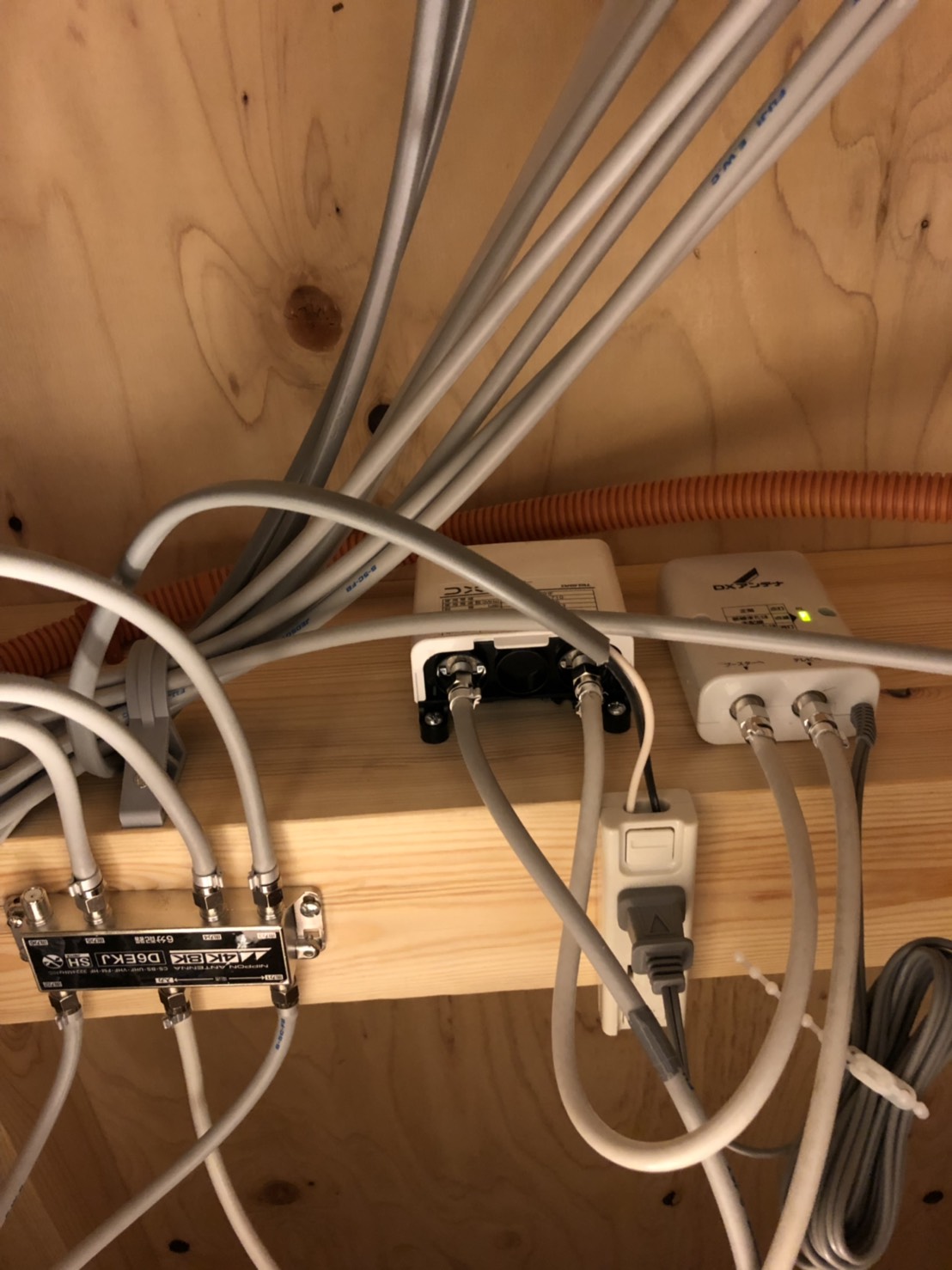 屋根裏の機器類