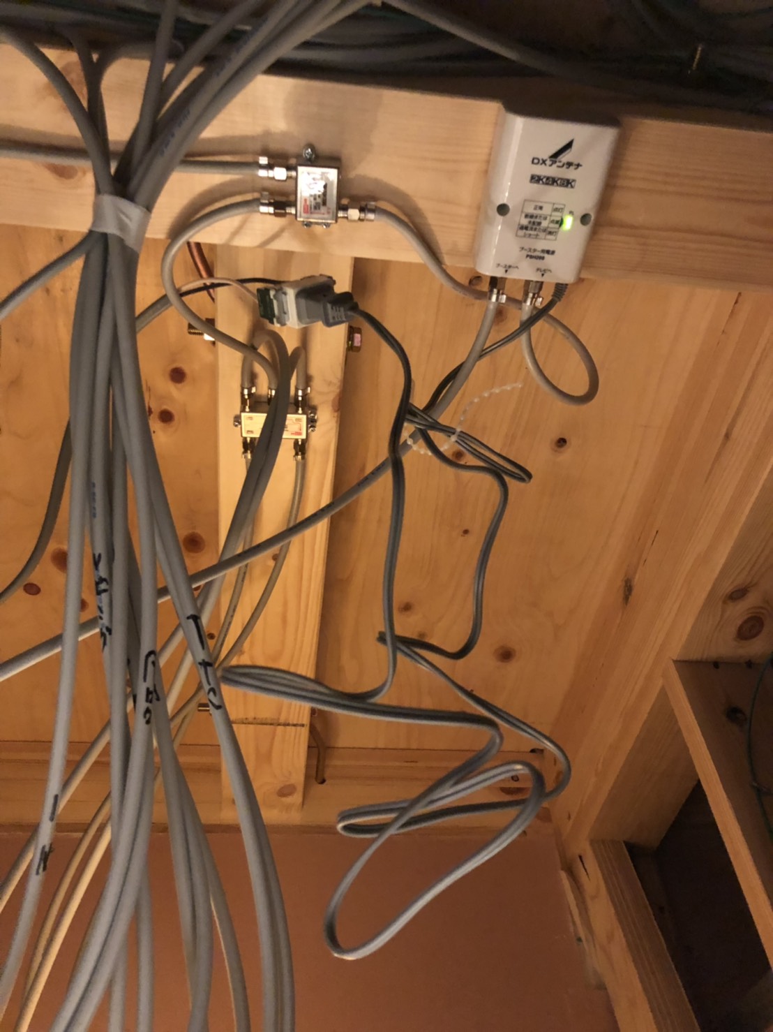 天井裏の機器類