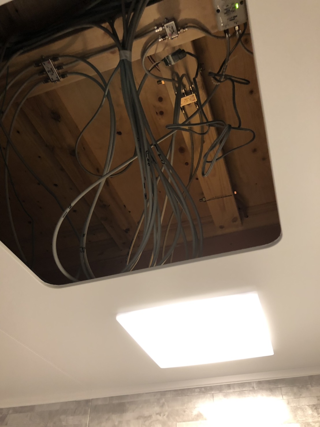 天井裏の機器類