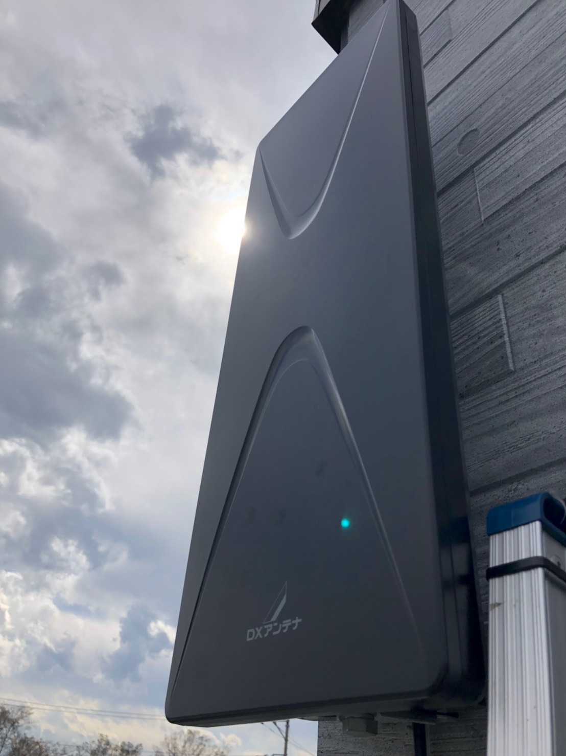 外壁に取り付けたデザインアンテナ