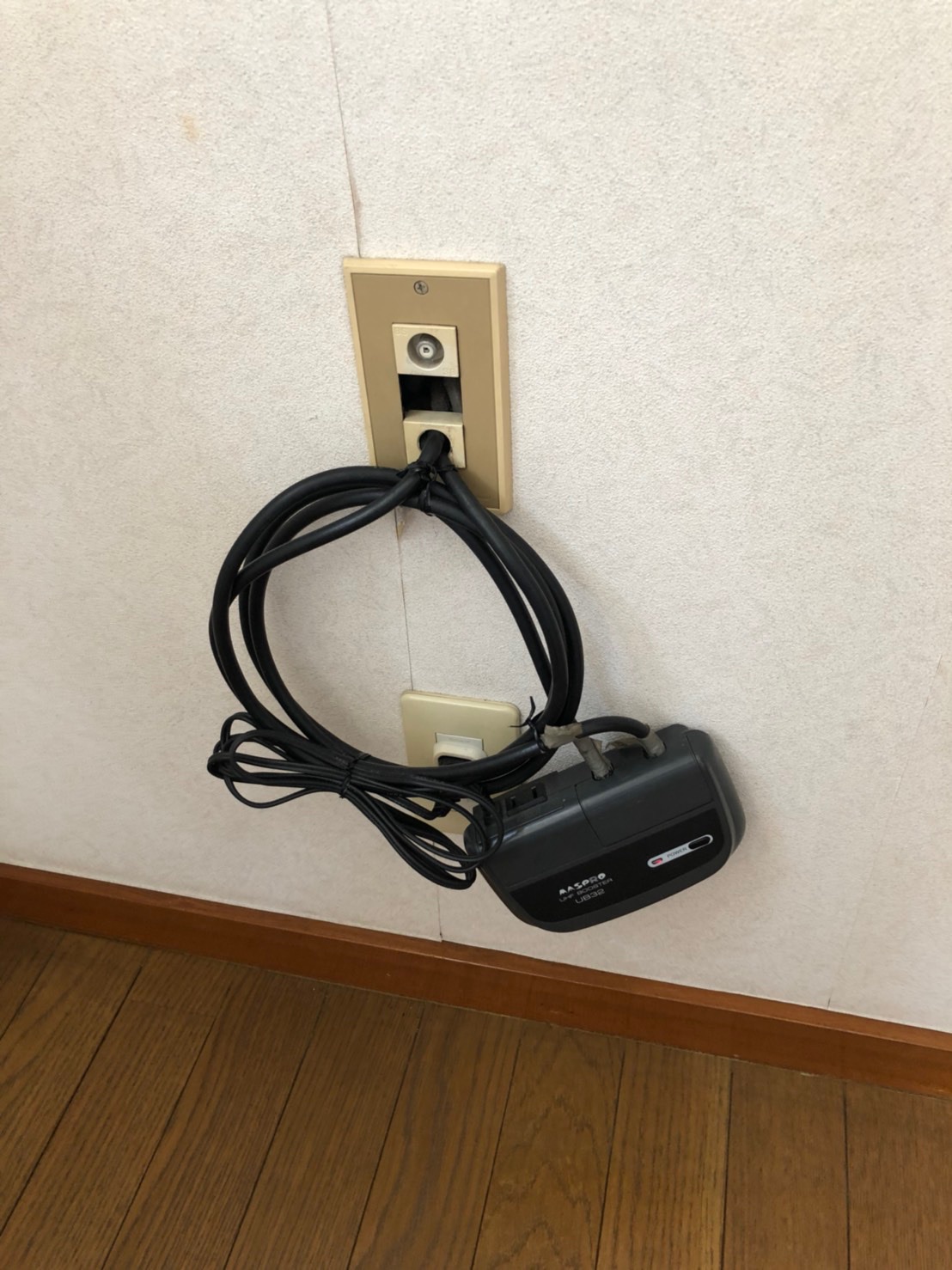壁面の端子に設置したブースターの電源部